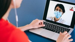 Bác sĩ tư vấn cho người bệnh trực tuyến bằng internet (Ảnh minh hoạ) 