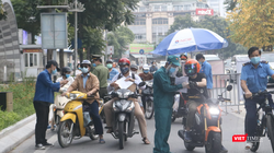 Kiểm tra người đi đường tại chốt kiểm soát.