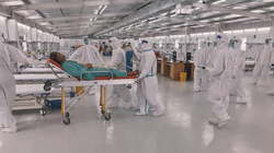 Các bác sĩ ở Bệnh viện Hữu nghị Việt Đức tiếp nhận bệnh nhân mắc COVID-19 nặng (Ảnh - BVCC)