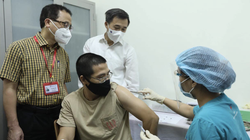 Thứ trưởng Bộ Y tế Trần Văn Thuấn và GS.TS. Tạ Thành Văn - Chủ tịch Hội đồng Trường Đại học Y Hà Nội - theo dõi quá trình tiêm thử nghiệm vaccine ARCT-154 phòng COVID-19 cho tình nguyện viên (Ảnh - Nguyễn Quyết) 