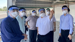 GS.TS. Trần Bình Giang - Giám đốc BV Hữu nghị Việt Đức giới thiệu với Bộ trưởng Nguyễn Thanh Long mở rộng quy mô Trung tâm hồi sức tích cực ở TP. HCM (Ảnh - Vũ Mạnh Cường) 