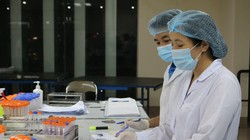 Nhân viên y tế ghi chép thông tin mẫu xét nghiệm COVID-19 (Ảnh - Ngọc Nga)