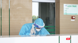 Bác sĩ trực cấp cứu ở bệnh viện (Ảnh - Minh Thuý) 