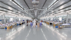 Các y bác sĩ nỗ lực từng ngày từng giờ để điều trị bệnh nhân mắc COVID-19 ở Trung tâm hồi sức tích cực COVID-19 thuộc BV Hữu nghị Việt Đức đặt tại BV Dã chiến số 13 (Ảnh - BVCC)