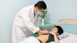 PGS.TS. Phạm Duy Hiền - Phó Giám đốc Bệnh viện Nhi Trung ương - khám cho bệnh nhi (Ảnh - BVCC)