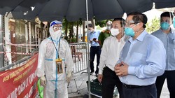 Thủ tướng kiểm tra tình hình tại ngõ 328 đường Nguyễn Trãi, ổ dịch nóng nhất tại Hà Nội thời gian qua - Ảnh: VGP/Nhật Bắc 