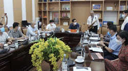 Nghệ sĩ Quyền Văn Minh thổi kèn tặng các bác sĩ tuyến đầu chống COVID-19 qua hệ thống Teleheath (Ảnh - Lê Hảo) 