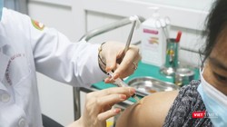 Người dân tiêm vaccine COVID-19 (Ảnh - Minh Thuý) 