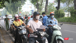 Người dân xếp hàng chờ kiểm tra giấy đi đường (Ảnh - Minh Thuý) 