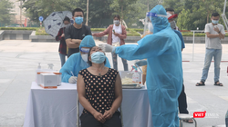Nhân viên y tế lấy mẫu xét nghiệm COVID-19 cho người dân (Ảnh - Minh Thuý) 