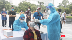 Người dân được lấy mẫu xét nghiệm COVID-19 (Ảnh - Minh Thuý) 