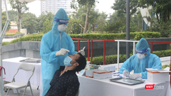Người dân được lấy mẫu xét nghiệm COVID-19 (Ảnh - Minh Thuý) 
