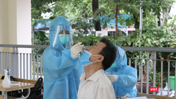 Nhân viên y tế lấy mẫu xét nghiệm cho người dân (Ảnh - Minh Thuý) 