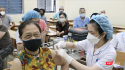 Người cao tuổi tiêm vaccine COVID-19 (Ảnh - Minh Thuý) 
