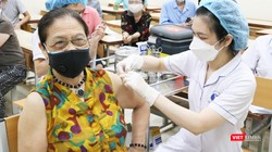 Người cao tuổi được tiêm vaccine COVIVD-19 (Ảnh - Minh Thuý) 