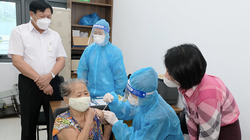 Thứ trưởng Bộ Y tế Đỗ Xuân Tuyên kiểm tra việc tiêm vaccie COVID-19 cho người dân (Ảnh - Trần Minh)