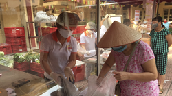 Người dân tuân thủ quy định phòng, chống dịch COVID-19 khi đi chợ (Ảnh - Thanh Thanh)