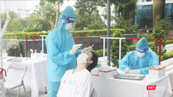 Người dân được lấy mẫu xét nghiệm COVID-19 (Ảnh - Minh Thuý) 