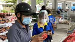 Người dân mua thực phẩm thiết yếu (Ảnh - Ngọc Thắng) 