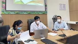 TS. Phạm Ngọc Thạch - Giám đốc Bệnh viện Bệnh Nhiệt đới Trung ương (ở giữa áo trắng) thảo luận với các bác sĩ về nghiên cứu (Ảnh - BVCC)