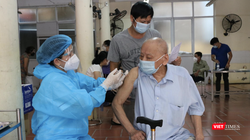 Người cao tuổi được tiêm vaccine COVID-19 (Ảnh - Minh Thuý) 