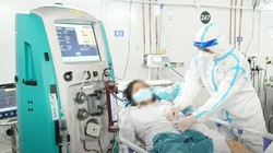 Bác sĩ khám cho bệnh nhân COVID-19 (Ảnh - BYT) 