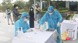 Nhân viên y tế phân loại mẫu xét nghiệm COVID-19 của người dân (Ảnh - Minh Thuý) 