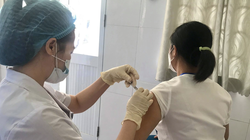 Tình nguyện viên được tiêm vaccine phòng COVID-19 ARCT-154 (Ảnh - BYT)