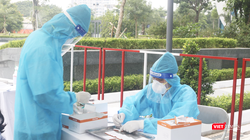 Nhân viên y tế ghi chép mẫu xét nghiệm COVID-19 của người dân (Ảnh - Minh Thuý) 
