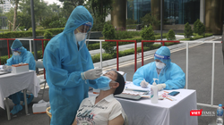 Nhân viên y tế lấy mẫu xét nghiệm COVID-19 cho người dân (Ảnh - Minh Thuý) 