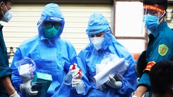 Nhân viên y tế chuẩn bị lấy mẫu xét nghiệm COVID-19 (Ảnh - Minh Nhân) 