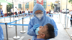 Người dân được lấy mẫu xét nghiệm COVID-19 (Ảnh - Lê Hảo)