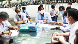 PGS.TS. Lương Ngọc Khuê làm việc với Bệnh viện Hữu nghị Việt Đức về công tác phòng, chống dịch COVID-19 (Ảnh - Lê Hảo) 