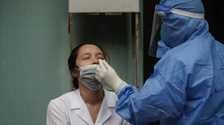 Nhân viên y tế được lấy mẫu xét nghiệm COVID-19 ở Bệnh viện Hữu nghị Việt Đức (Ảnh - Minh Nhân) 