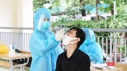 Người dân được lấy mẫu xét nghiệm COVID-19 (Ảnh - Minh Thuý) 