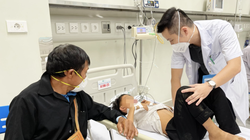 Bác sĩ ở BV Nhi Trung ương chăm sóc trẻ (Ảnh - BVCC) 