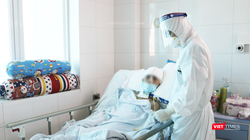 Bác sĩ chăm sóc cho bệnh nhân mắc bệnh nặng từ BV Hữu nghị Việt Đức chuyển sang (Ảnh - Minh Thuý) 