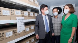 Thứ trưởng Bộ Y tế Trương Quốc Cường và bà Robyn Mudie - Đại sứ Australia tại Việt Nam - tại kho bảo quản vaccine COVID-19 ở Viện Vệ sinh Dịch tễ Trung ương (Ảnh - Trần Minh) 