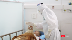 Bác sĩ chăm sóc cho bệnh nhân trong bệnh viện (Ảnh - Minh Thuý)