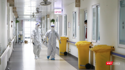 Bác sĩ kiểm tra phòng bệnh nhân (Ảnh - Minh Thuý) 