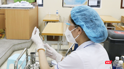 Nhân viên y tế chuẩn bị tiêm vaccine COVID-19 (Ảnh - Minh Thuý) 