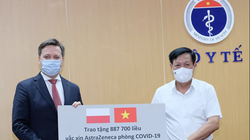 Thứ trưởng Bộ Y tế Đỗ Xuân Tuyên nhận hơn 800.000 liều vaccine COVID-19 AstraZeneca do Ba Lan hỗ trợ (Ảnh - Trần Minh)