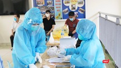 Nhân viên y tế phân loại mẫu xét nghiệm COVID-19 của người dân (Ảnh - Minh Thuý) 