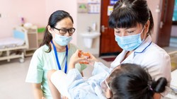 Bác sĩ chăm sóc cho trẻ (Ảnh - BV)