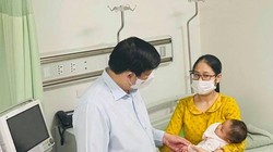Bộ trưởng Bộ Y tế Nguyễn Thanh Long thăm em bé sau khi tiêm vaccine COVID-19 nhầm tại Trạm Y tế xã Yên Sơn, huyện Quốc Oai (Ảnh - Mạnh Cường) 