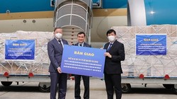 Bộ trưởng Bộ Y tế Nguyễn Thanh Long nhận vật tư, trang thiết bị y tế hỗ trợ điều trị COVID-19 của kiều bào Anh, Pháp (Ảnh - BYT) 