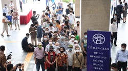 Người dân xếp hàng dài chờ đi thử tàu điện Cát Linh - Hà Đông (Ảnh - Hoàng Anh) 