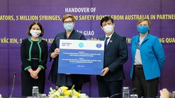 Bộ trưởng Bộ Y tế nhận 1.910 tủ lạnh bảo quản vaccine do Chính phủ Australia và UNICEF hỗ trợ (Ảnh - BYT)