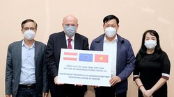 Thứ trưởng Bộ Y tế Đỗ Xuân Tuyên nhận thêm 500.000 liều vaccine COVID-19 AstraZeneca do Chính phủ Áo trao tặng (Ảnh - Trần Minh) 