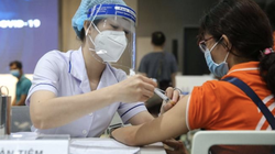 Trẻ được tiêm vaccine (Ảnh - UBND Q. Ba Đình) 